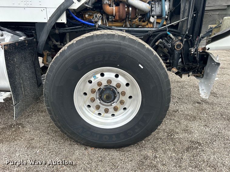 image for item EG1419 2007 Kenworth T800 fuel truck