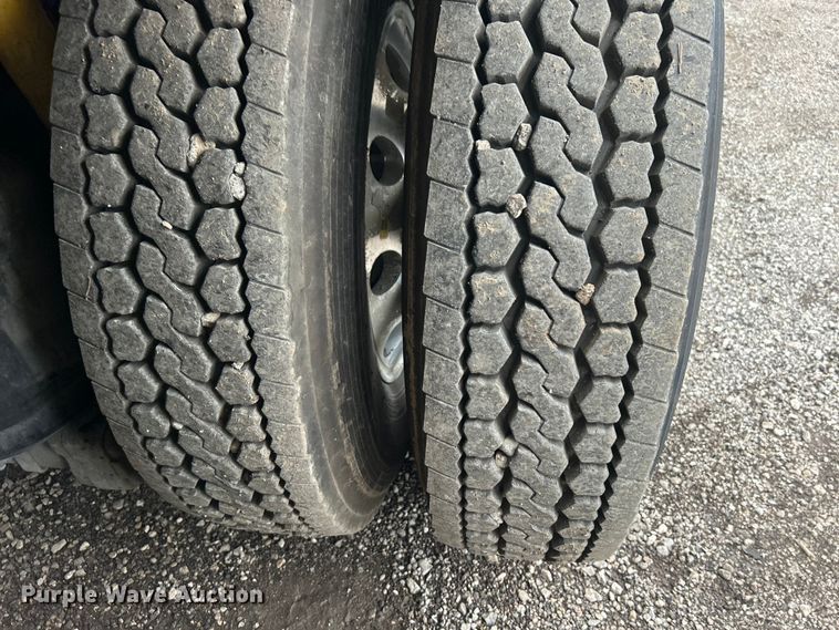 image for item EG1419 2007 Kenworth T800 fuel truck