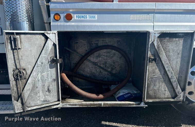 image for item EG1422 2004 Freightliner  fuel truck