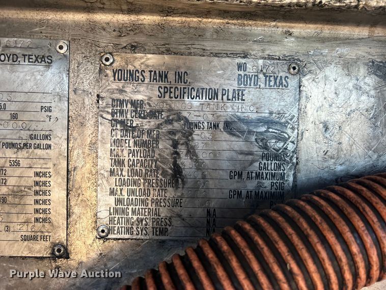 image for item EG1422 2004 Freightliner  fuel truck