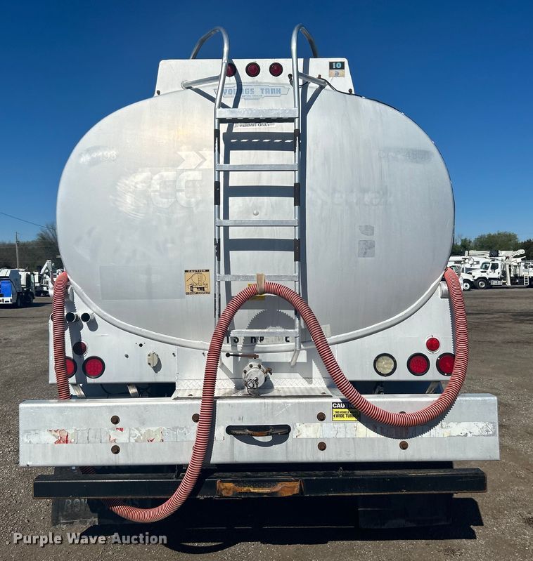 image for item EG1422 2004 Freightliner  fuel truck