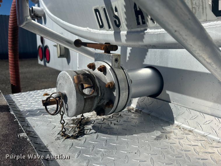 image for item EG1422 2004 Freightliner  fuel truck