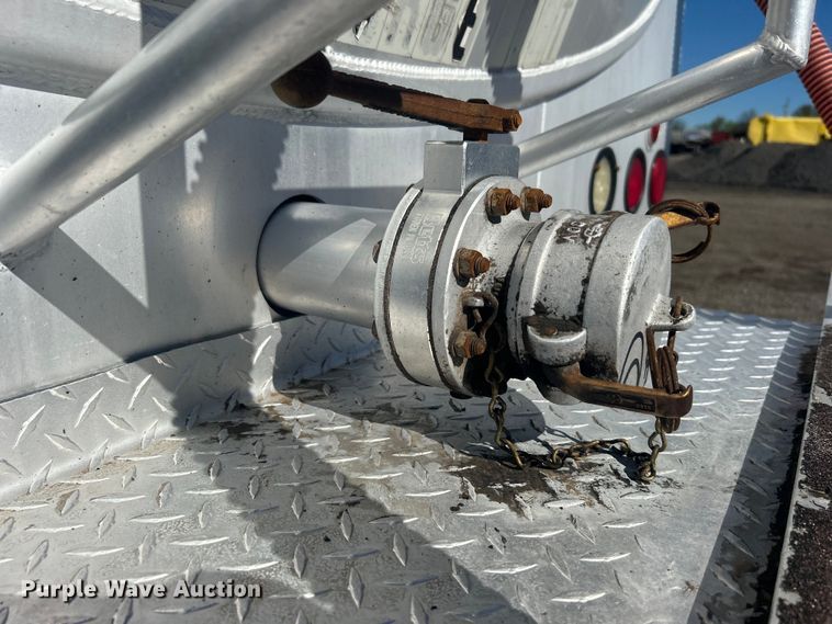 image for item EG1422 2004 Freightliner  fuel truck