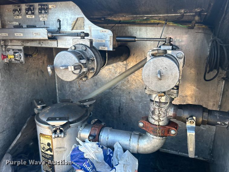 image for item EG1422 2004 Freightliner  fuel truck