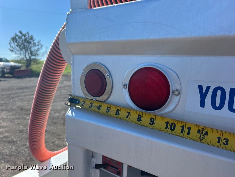 image for item EG1422 2004 Freightliner  fuel truck