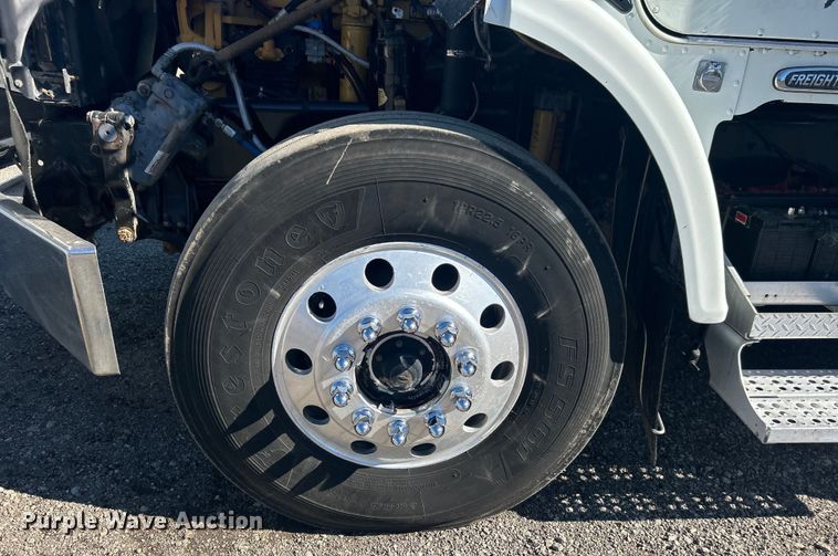 image for item EG1422 2004 Freightliner  fuel truck