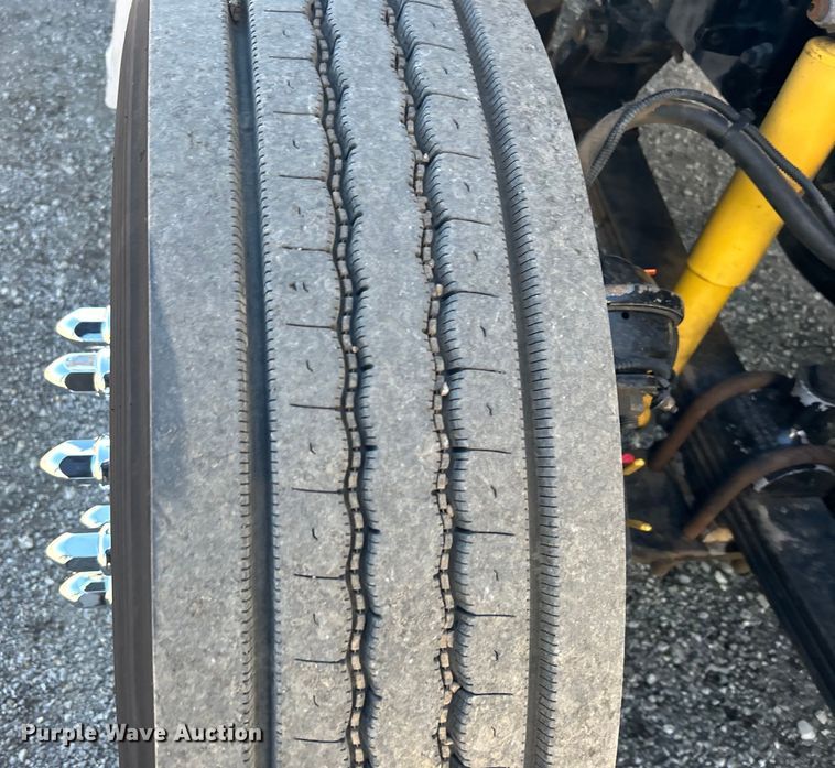 image for item EG1422 2004 Freightliner  fuel truck