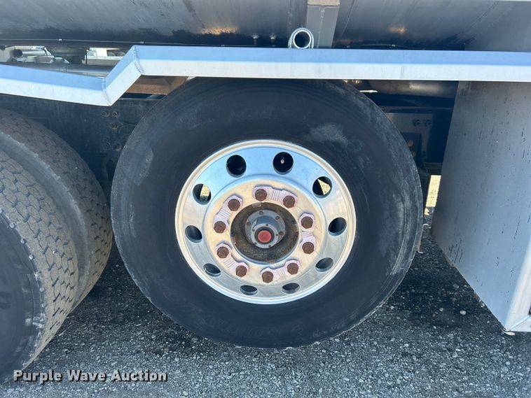 image for item EG1422 2004 Freightliner  fuel truck