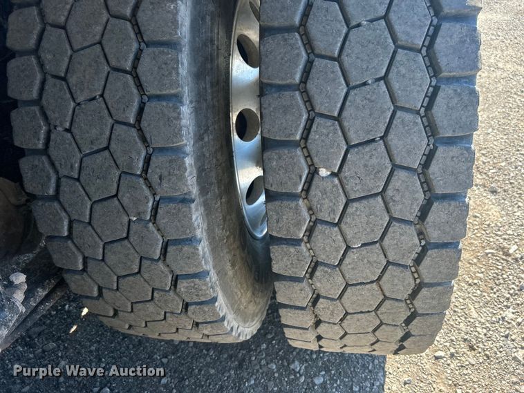 image for item EG1422 2004 Freightliner  fuel truck