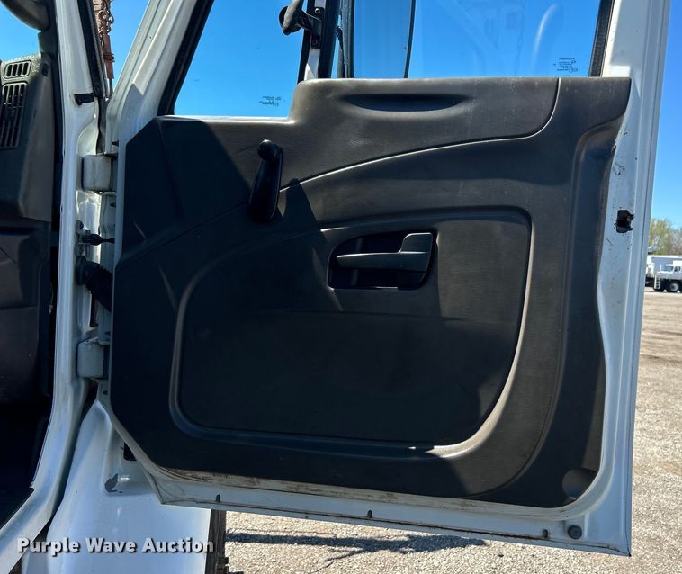 image for item EG1427 2010 International  7400 SBA utility / service truck