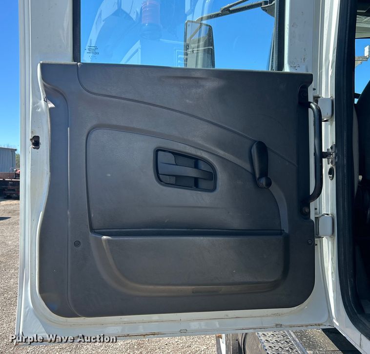 image for item EG1427 2010 International  7400 SBA utility / service truck