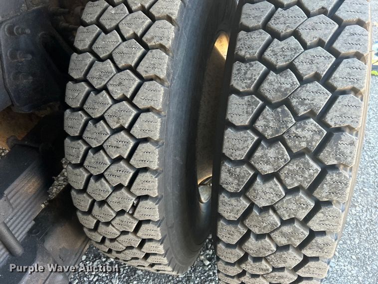 image for item EG1427 2010 International  7400 SBA utility / service truck