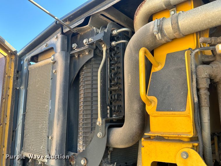 image for item EH3854 2013 John Deere 772G motor grader