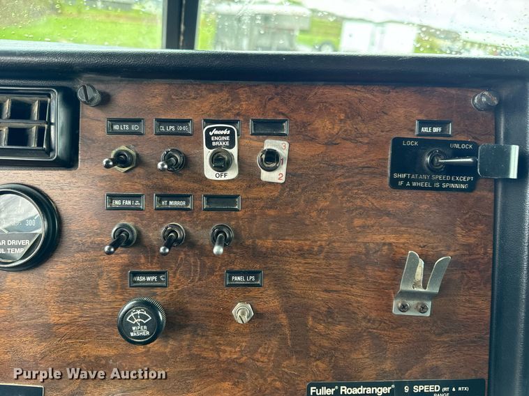 image for item EH6643 1989 Peterbilt 357 dump truck