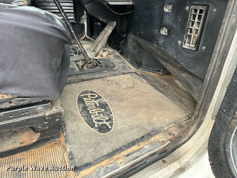 image for item EH6643 1989 Peterbilt 357 dump truck