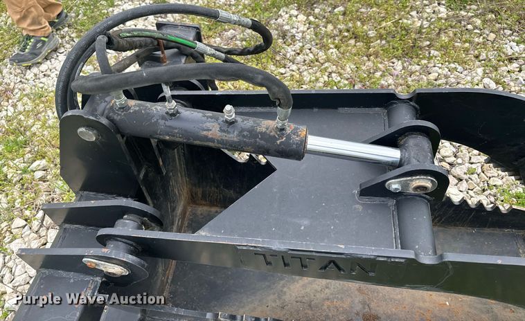 image for item EH6664 Titan skid steer grapple bucket