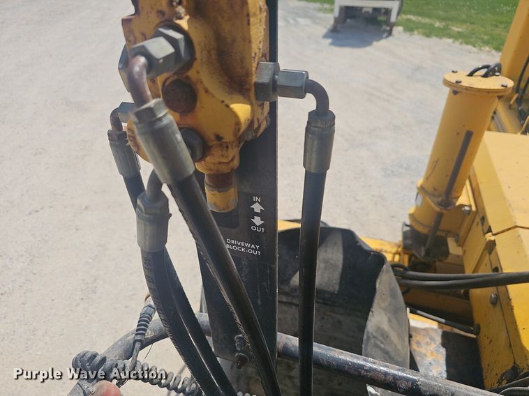 image for item EJ6260 1999 Gomaco  GT3200 curb machine