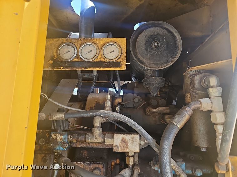 image for item EJ6260 1999 Gomaco  GT3200 curb machine