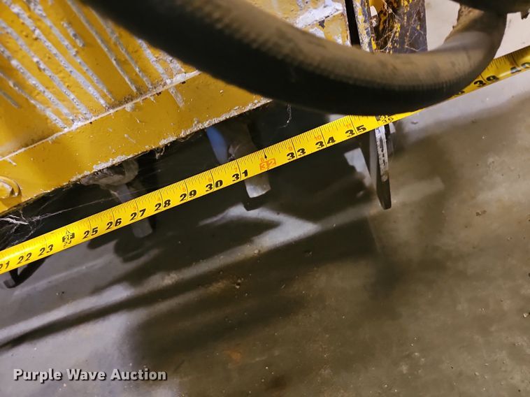 image for item EJ6260 1999 Gomaco  GT3200 curb machine