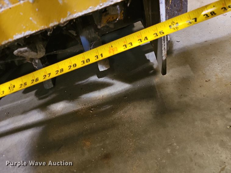 image for item EJ6260 1999 Gomaco  GT3200 curb machine