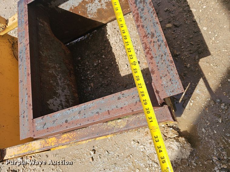 image for item EJ6260 1999 Gomaco  GT3200 curb machine