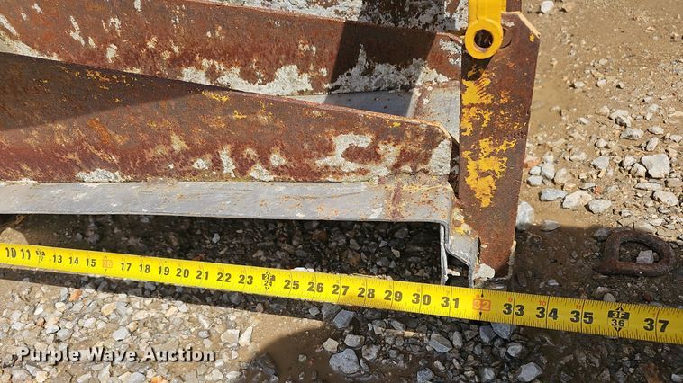 image for item EJ6260 1999 Gomaco  GT3200 curb machine