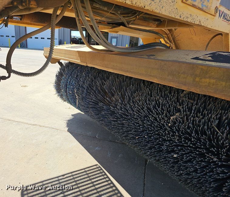 image for item EJ6262 2004 Waldon Sweep Master 250 broom