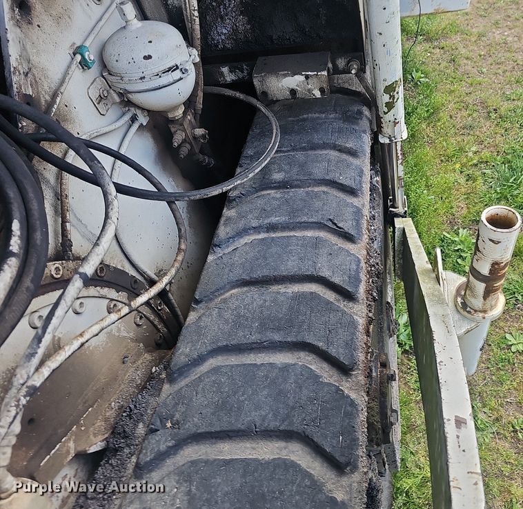 image for item EJ6284 2001 Cedar Rapids  CR361R paver