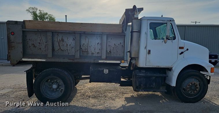 image for item EJ6288 1993 International 8100  dump truck
