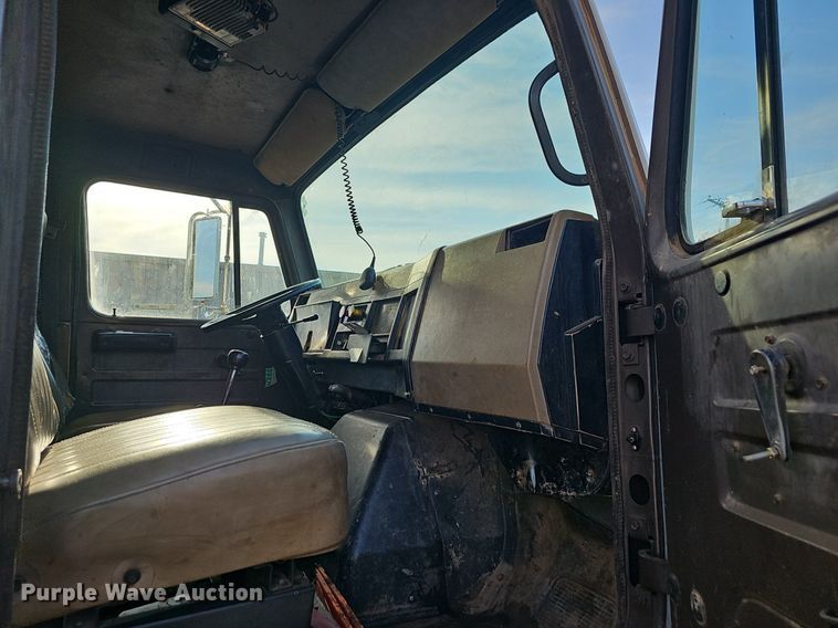 image for item EJ6288 1993 International 8100  dump truck