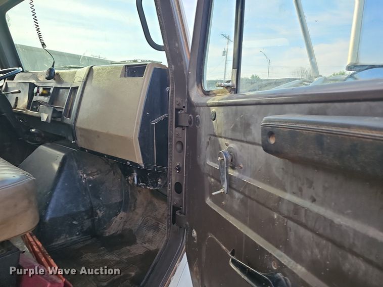 image for item EJ6288 1993 International 8100  dump truck