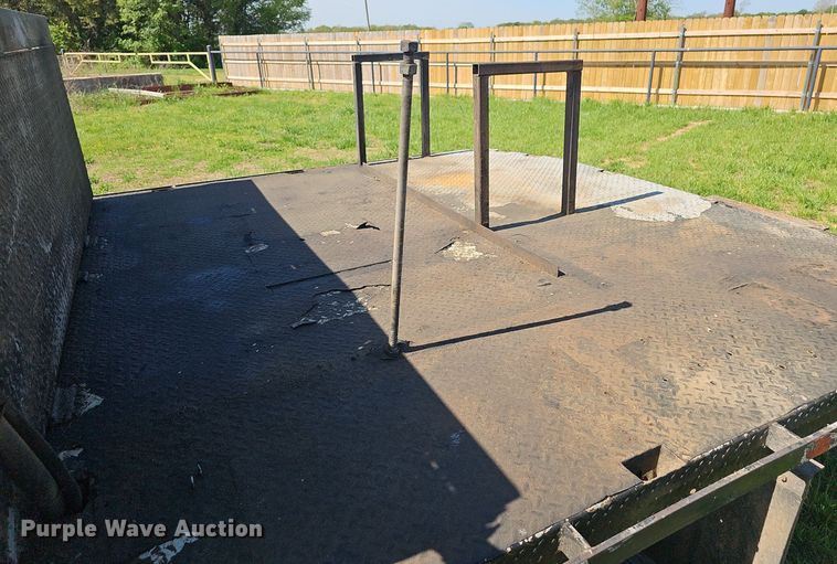 image for item EJ6304 2014 Ford F550 Super Duty flatbed truck