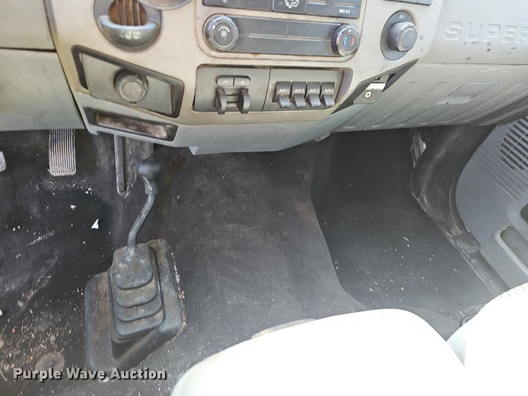 image for item EJ6304 2014 Ford F550 Super Duty flatbed truck