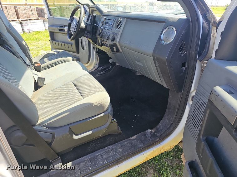 image for item EJ6304 2014 Ford F550 Super Duty flatbed truck