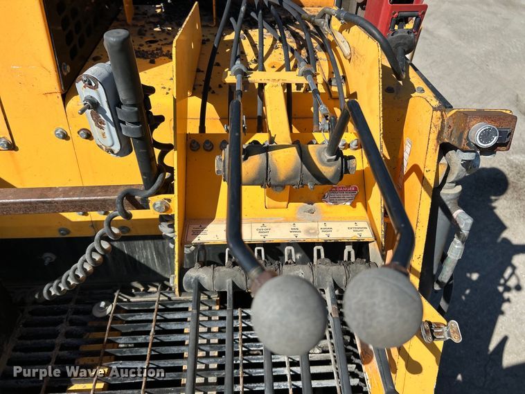 image for item EK4397 2015 LeeBoy 8500C paver