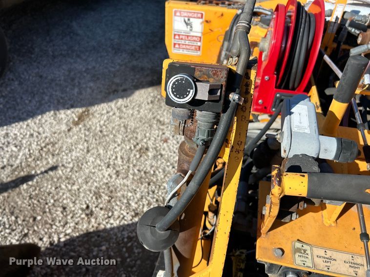 image for item EK4398 2013 LeeBoy 8500B paver