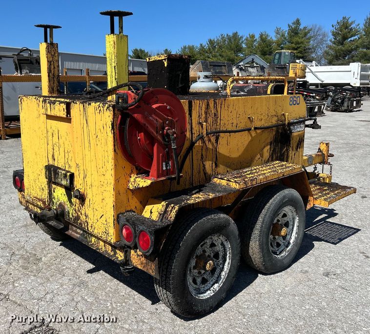 image for item EK4400 2002 LeeBoy asphalt distributor trailer