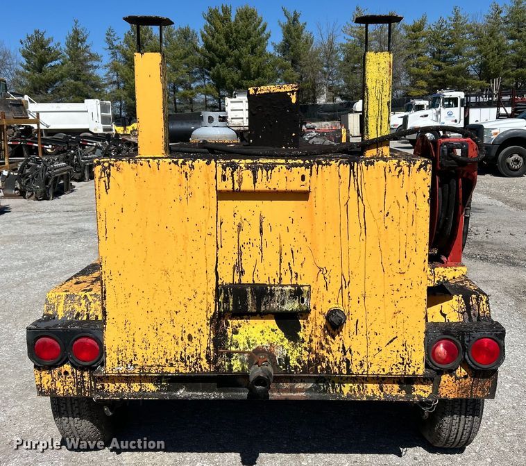 image for item EK4400 2002 LeeBoy asphalt distributor trailer