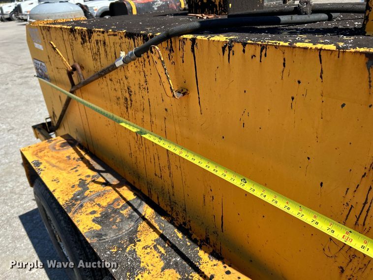 image for item EK4400 2002 LeeBoy asphalt distributor trailer