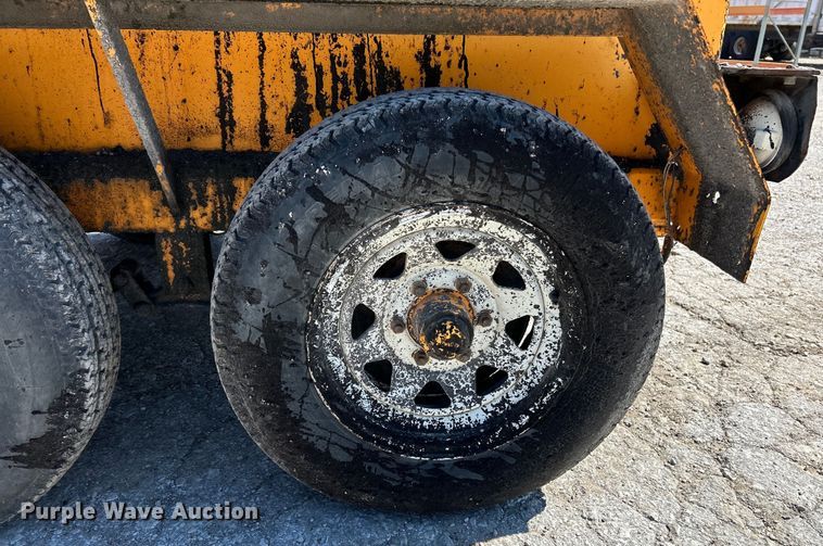 image for item EK4400 2002 LeeBoy asphalt distributor trailer