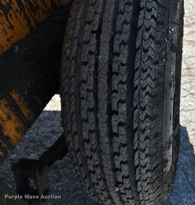 image for item EK4400 2002 LeeBoy asphalt distributor trailer