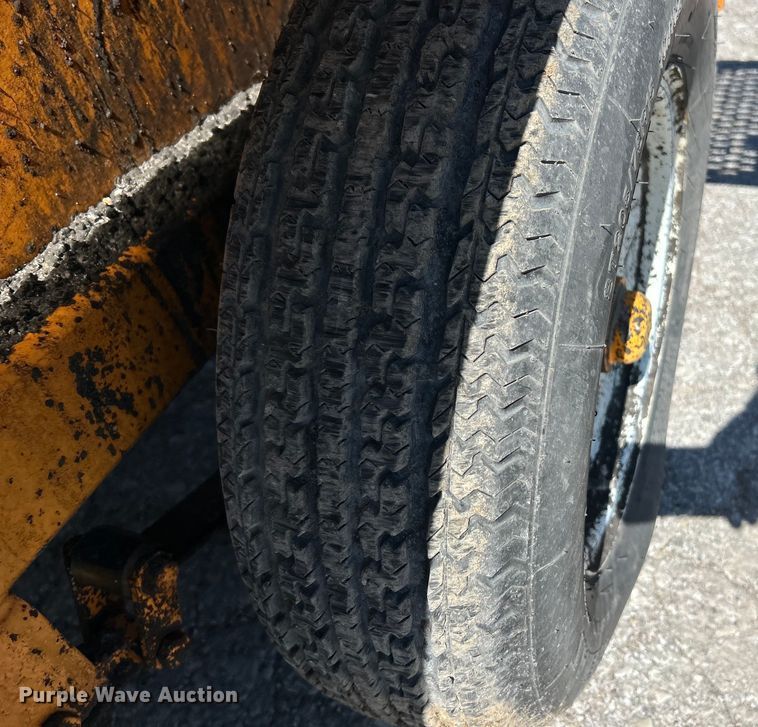 image for item EK4400 2002 LeeBoy asphalt distributor trailer