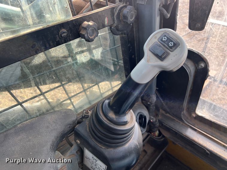 image for item KV9770 2016 New Holland  C238 tracked skid steer loader