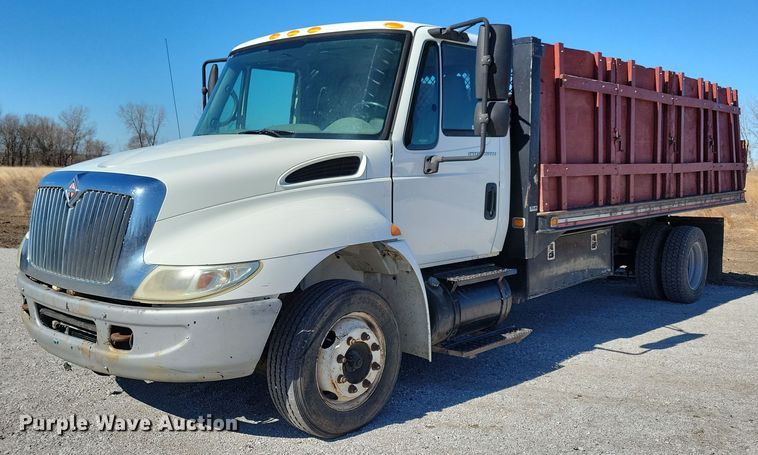 image for item LC9937 2006 International  4300 dump flatbed truck