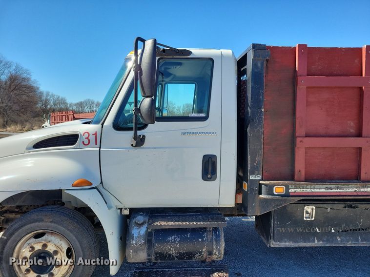 image for item LC9939 2006 International  4300 dump flatbed truck