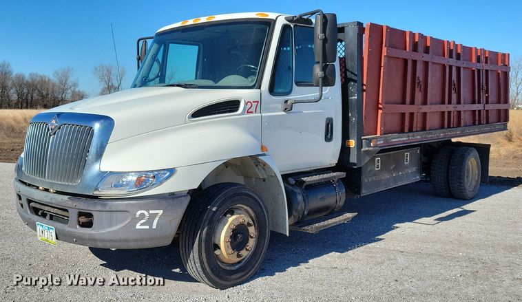 image for item LC9940 2006 International  4300 dump flatbed truck