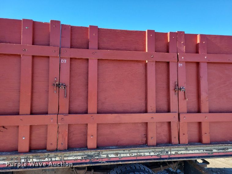 image for item LC9940 2006 International  4300 dump flatbed truck