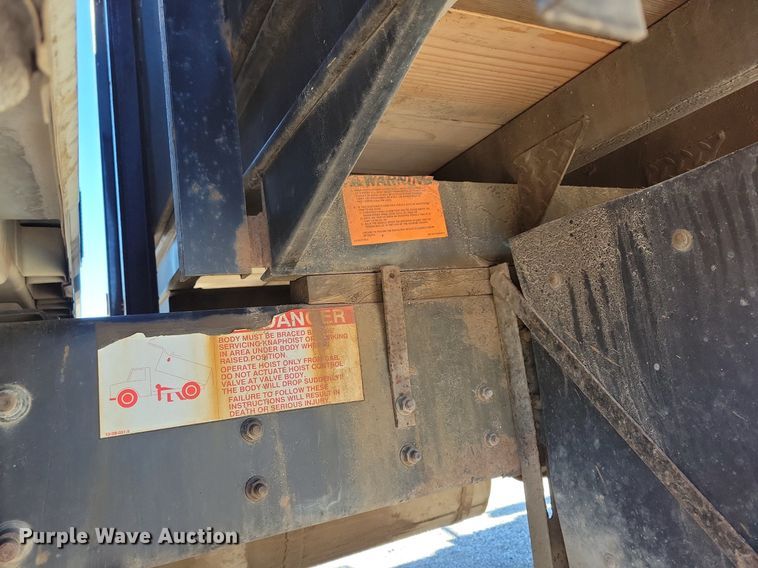 image for item LC9940 2006 International  4300 dump flatbed truck