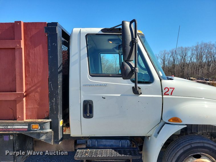 image for item LC9940 2006 International  4300 dump flatbed truck