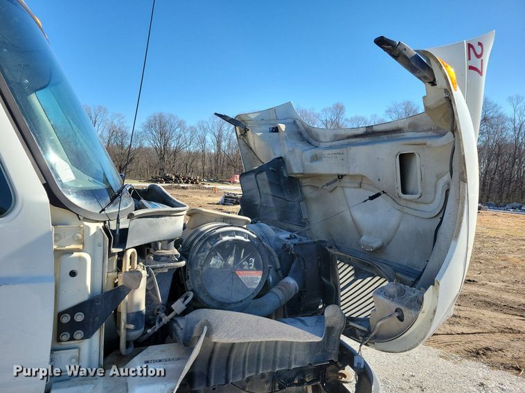 image for item LC9940 2006 International  4300 dump flatbed truck